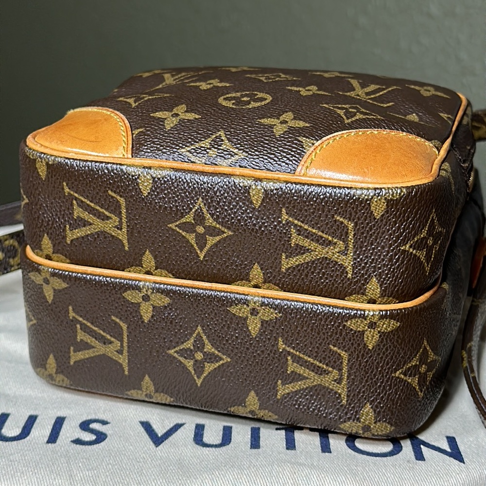 LOUIS VUITTON Monogram Amazone Crossbody - Picture 5 of 16
